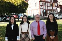 Frau He, Li, Qian haben eine vielversprechende Roboterzelle für die Industrie 4.0 entworfen (Foto von links: Yiran Li, Yutong Qian, Prof. Dr. Michael Namokel, Weiwei He auf Absolventenfeier der DIPLOMA Hochschule am 13.10.2018)