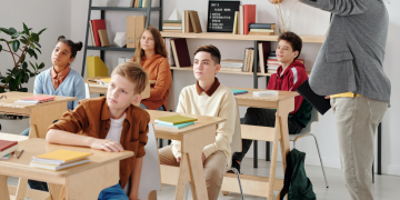 Lehrer in einer Schulklasse